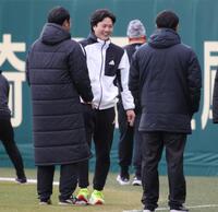 ＳＧＬを訪れ、関係者に挨拶をする伏見（中央）＝撮影・坂部計介