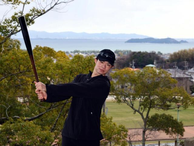 三河湾を背に、バットを振る中野（撮影・山口登）