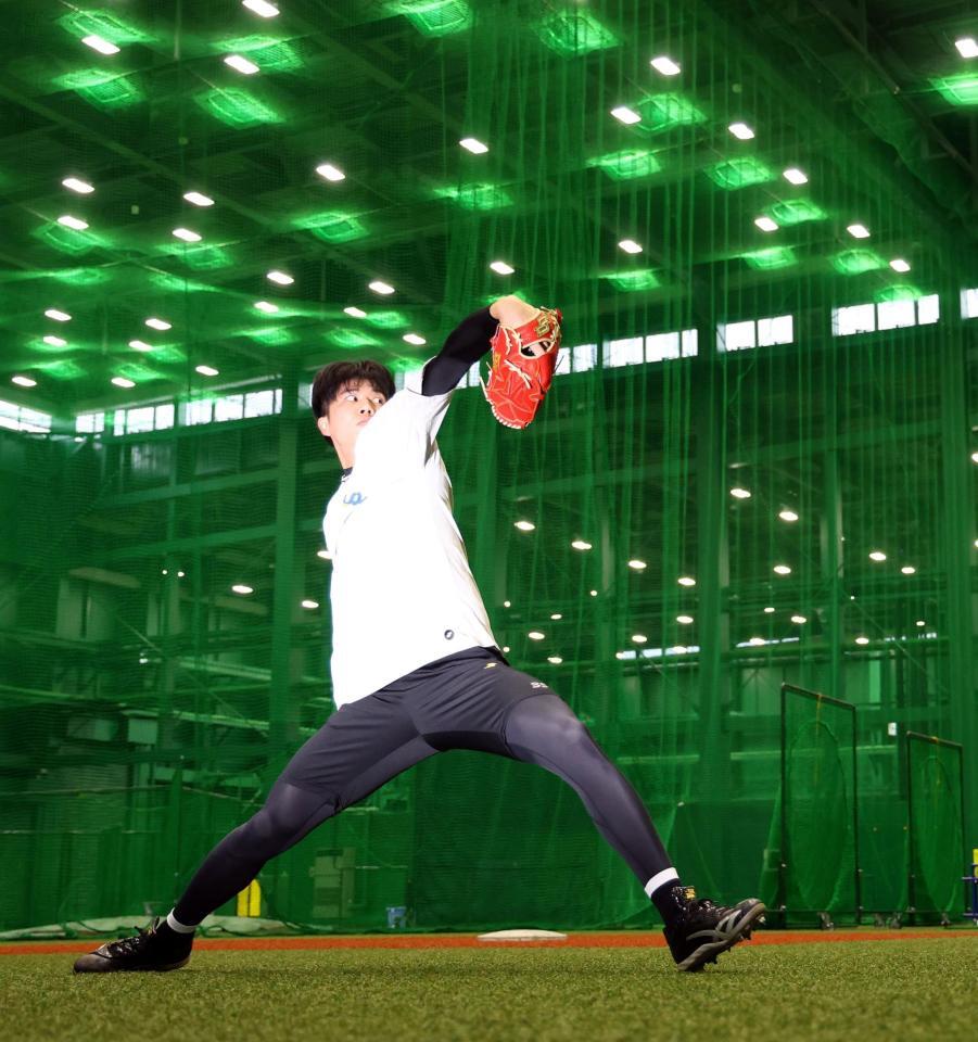 自主トレを公開し、キャッチボールする才木（撮影・山口登）