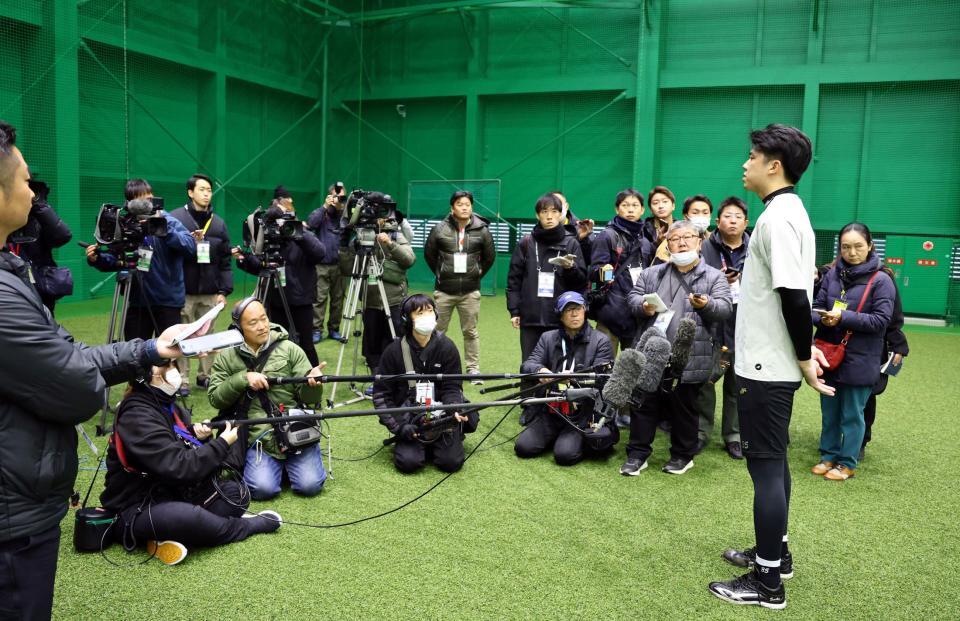 自主トレを公開し、取材に応じる才木（撮影・山口登）