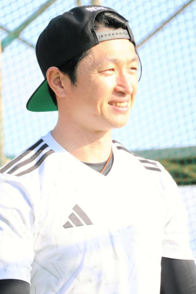 自主トレで打撃練習をする近本＝沖永良部島