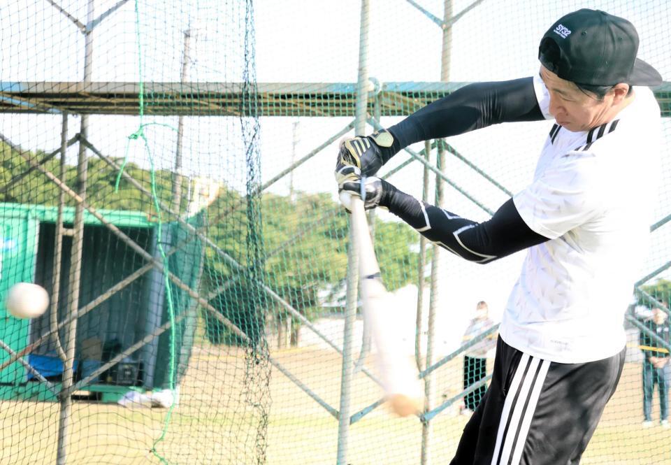 自主トレで打撃練習をする近本＝沖永良部島