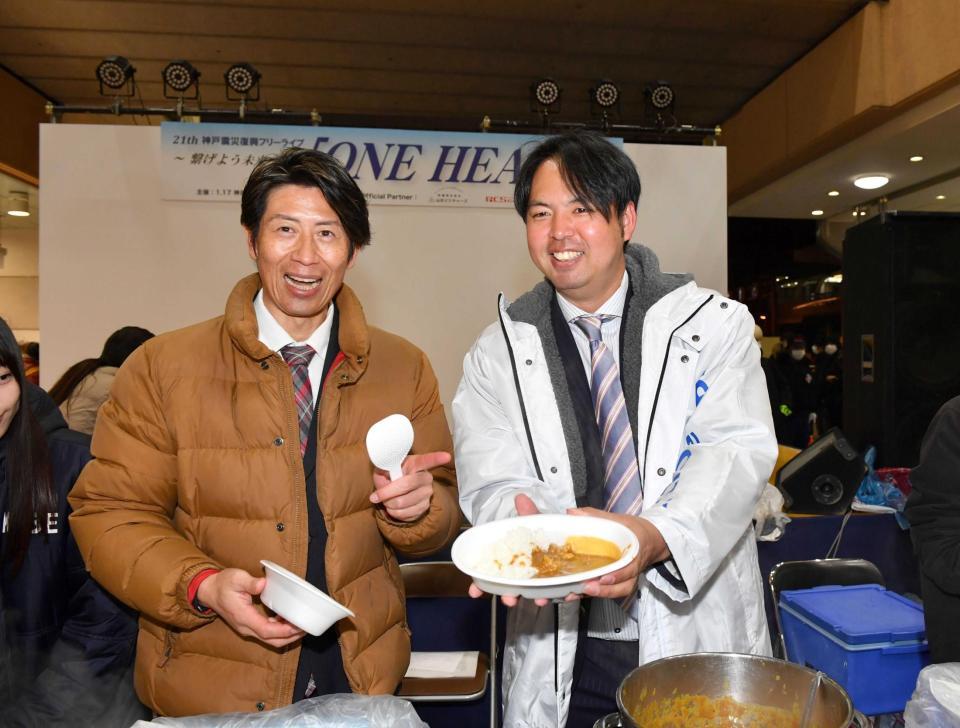 　昨年のイベントで井川氏（右）とカレーを振る舞う的場氏