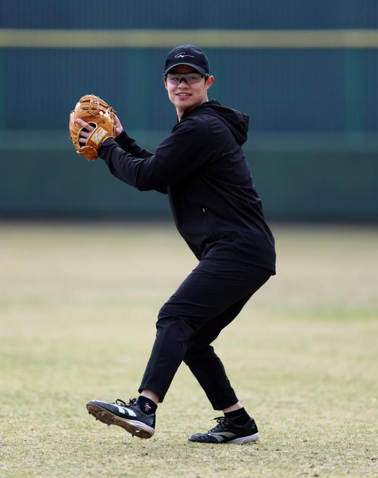 自主トレを公開し、キャッチボールする中野（撮影・山口登）