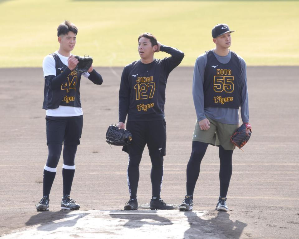 ＳＧＬのマウンドの感触を確かめる（左から）早瀬、神宮、能登（撮影・坂部計介）