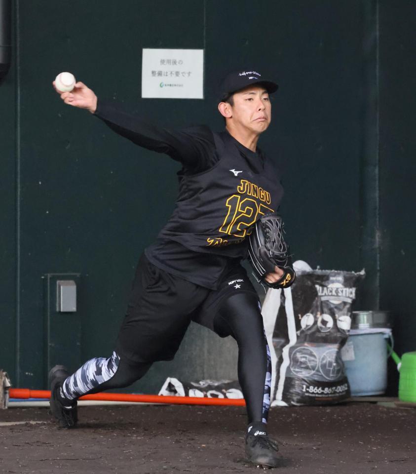ブルペンで投球練習する神宮（代表撮影）