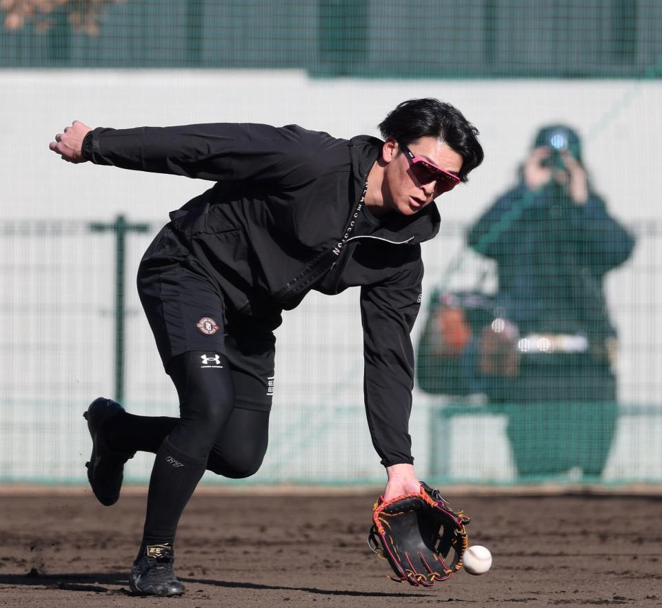 ノックを受ける高寺（撮影・西田忠信）