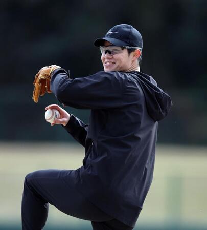 自主トレを公開し、キャッチボールする中野（撮影・山口登）