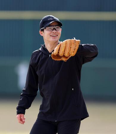 自主トレを公開し、キャッチボールする中野（撮影・山口登）
