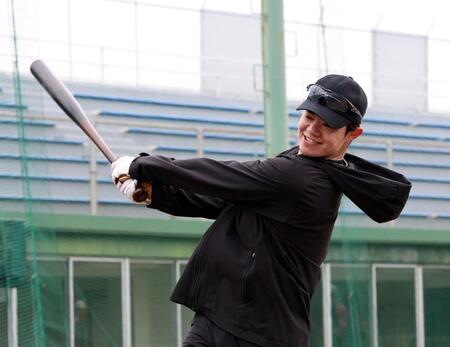 自主トレを公開し、トス打撃でバットを振り込む中野（撮影・山口登）
