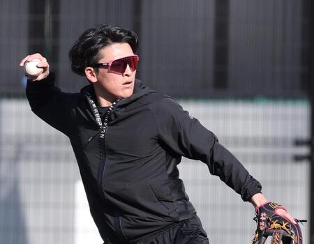 守備練習する高寺（撮影・西田忠信）