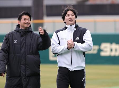 ＳＧＬを訪れた伏見寅威（右）＝撮影・坂部計介