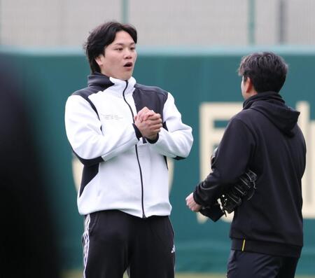 ＳＧＬを訪れ、関係者に挨拶をする伏見＝撮影・坂部計介