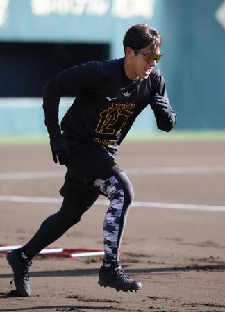 スパイク走で気合いの入ったダッシュを見せる神宮（撮影・坂部計介）