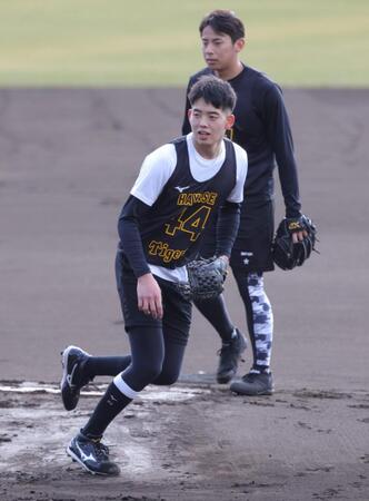 ノックを受ける早瀬（後方は神宮）＝撮影・坂部計介