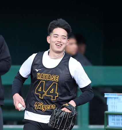 守備練習の合間に笑顔を見せる早瀬（撮影・西田忠信）