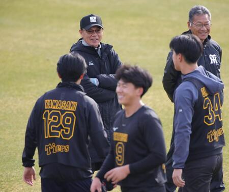 新人選手から挨拶を受ける和田ヘッドコーチ（撮影・坂部計介）