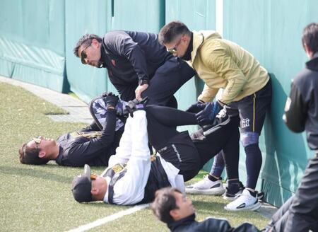 新人選手を指導する筑波大学・谷川聡准教授（左）＝撮影・坂部計介