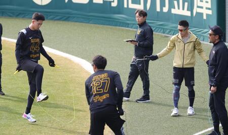 縄跳びを使い、新人選手を指導する筑波大学・谷川聡准教授（右端）＝撮影・坂部計介