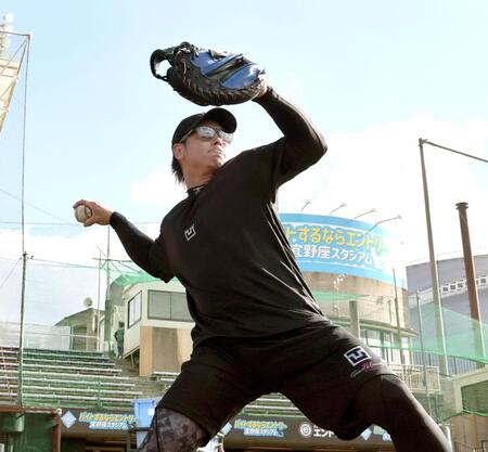 スローイングの練習をする梅野（撮影・田中太一）