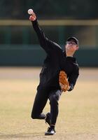 自主トレを公開し、キャッチボールする中野（撮影・山口登）