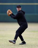 自主トレを公開し、キャッチボールする中野（撮影・山口登）