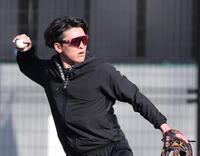 守備練習する高寺（撮影・西田忠信）