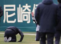 　ＳＧＬで再会し、土下座で挨拶する北川コーチ（左）と伏見（撮影・坂部計介）