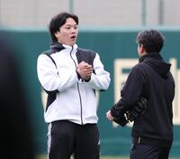 ＳＧＬを訪れ、関係者に挨拶をする伏見＝撮影・坂部計介