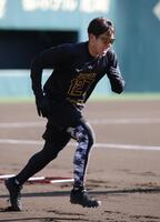 スパイク走で気合いの入ったダッシュを見せる神宮（撮影・坂部計介）