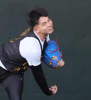 　ブルペンで力強く投げ込む早瀬（代表撮影）