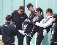 新人選手を指導する筑波大学・谷川聡准教授（撮影・坂部計介）