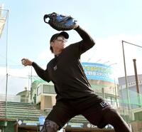 スローイングの練習をする梅野（撮影・田中太一）