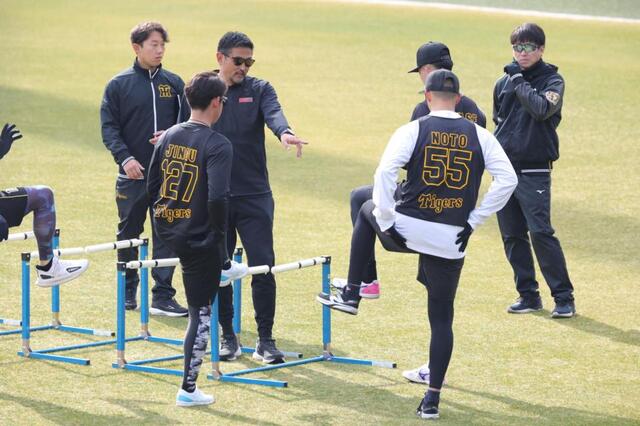 新人選手を指導する筑波大学・谷川聡准教授（左から３人目）＝撮影・坂部計介