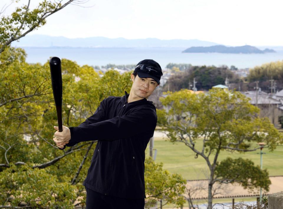 　三河湾を背に、バットを振る中野（撮影・山口登）