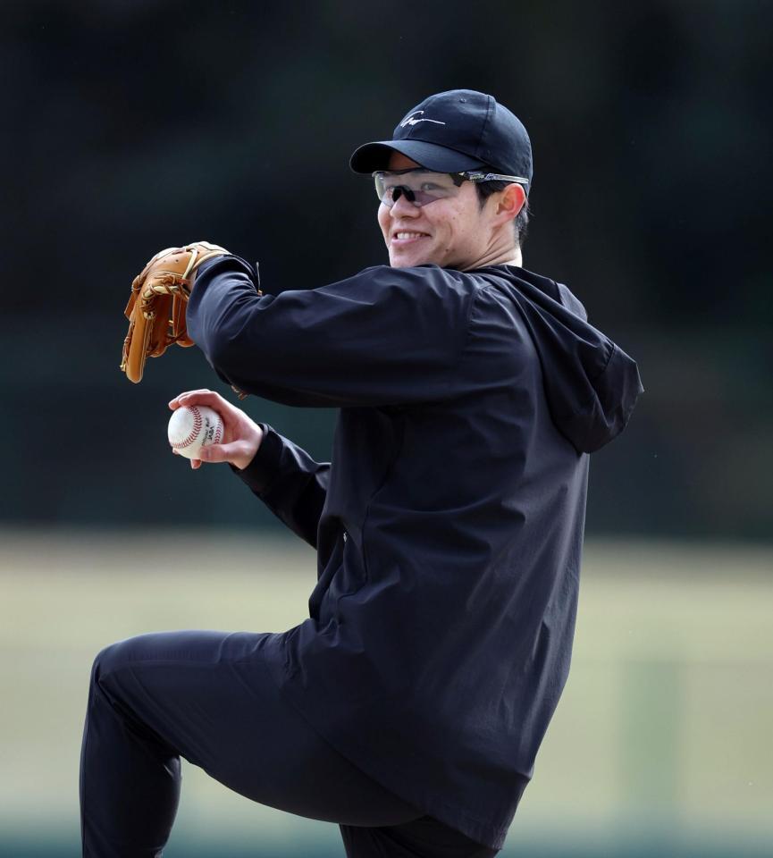 自主トレを公開し、キャッチボールする中野（撮影・山口登）