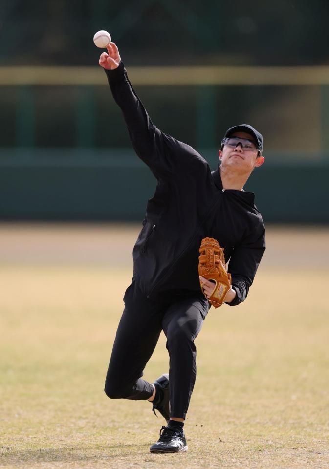 自主トレを公開し、キャッチボールする中野（撮影・山口登）