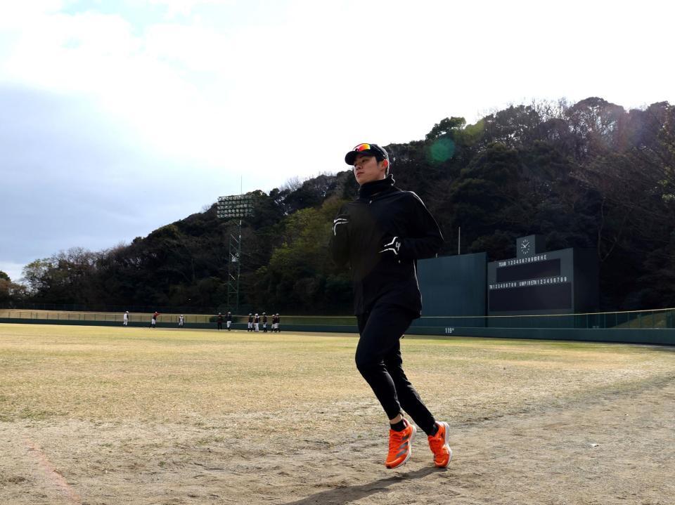 ランニングする中野（撮影・山口登）