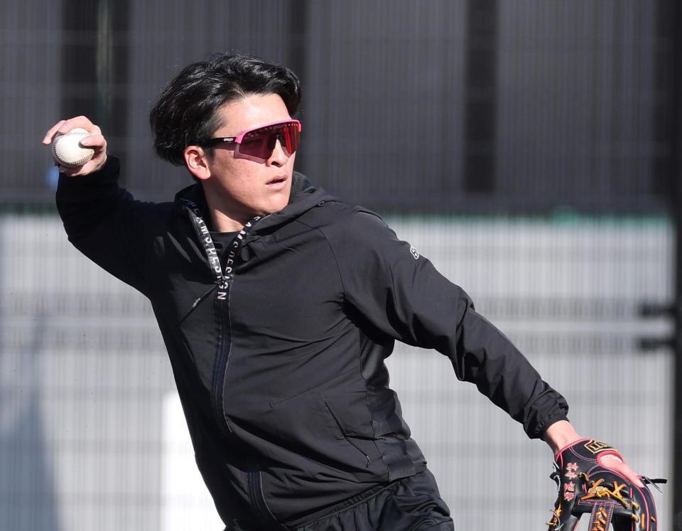 守備練習する高寺（撮影・西田忠信）