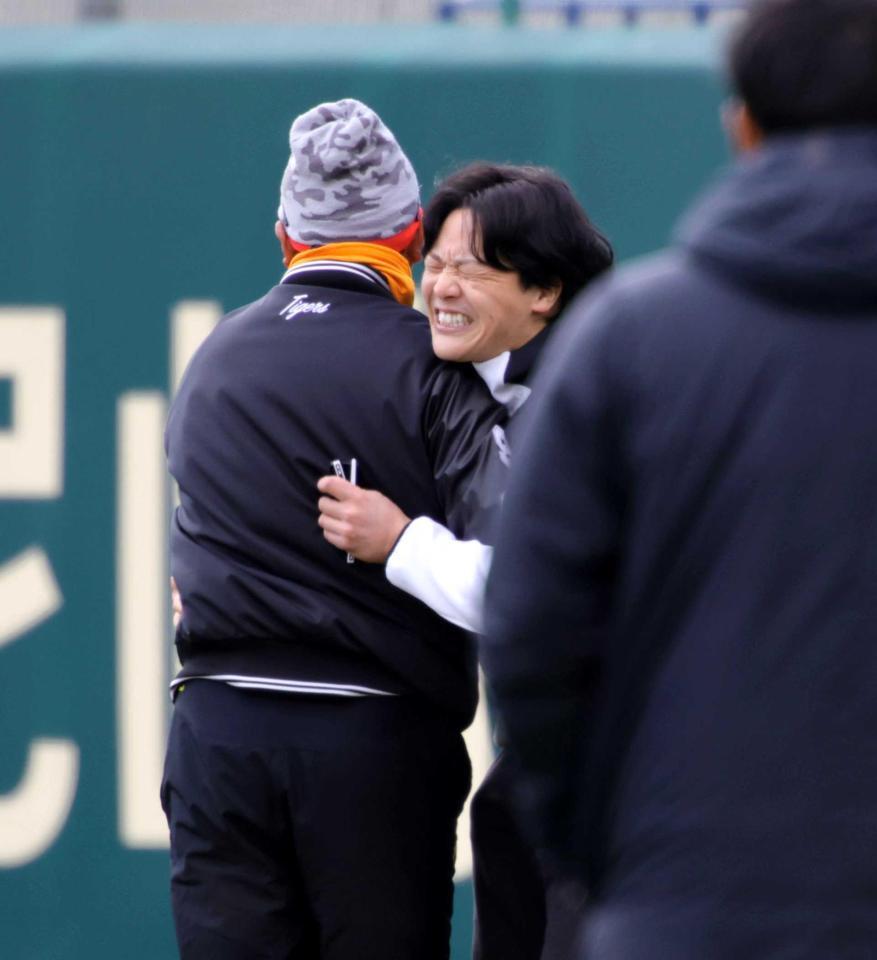 　北川コーチ（左）との再会を喜ぶ伏見（撮影・坂部計介）