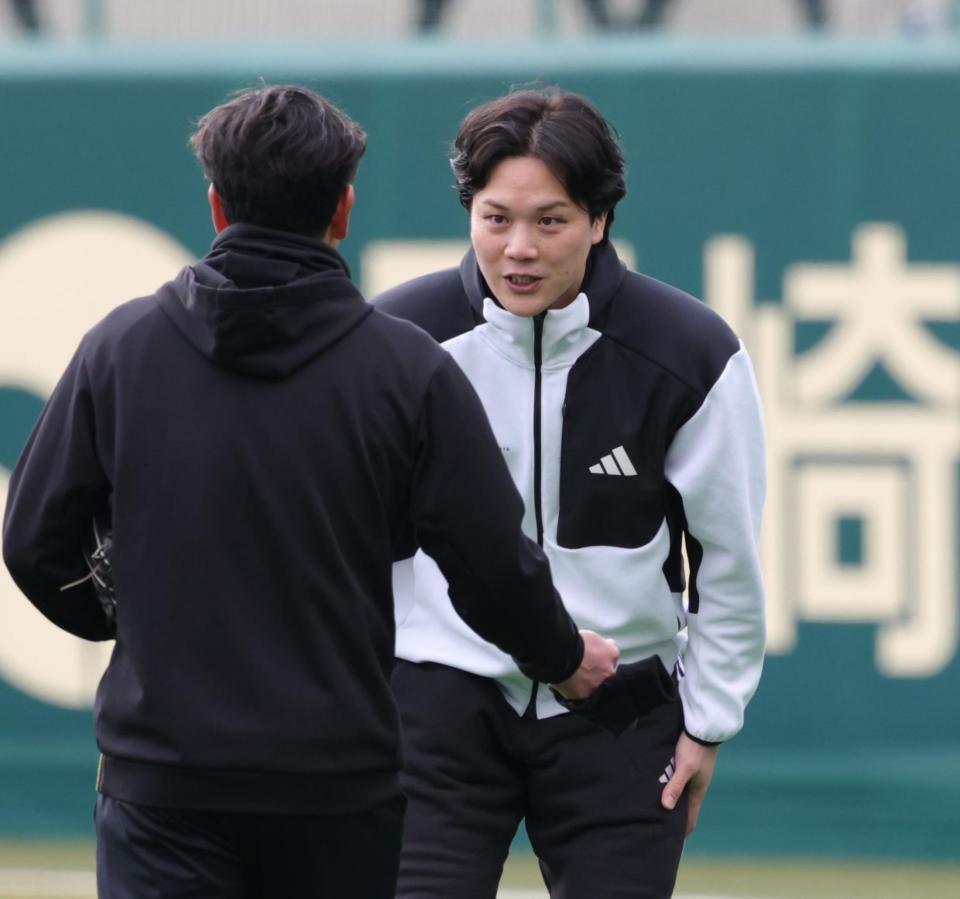 ＳＧＬを訪れ、関係者に挨拶をする伏見