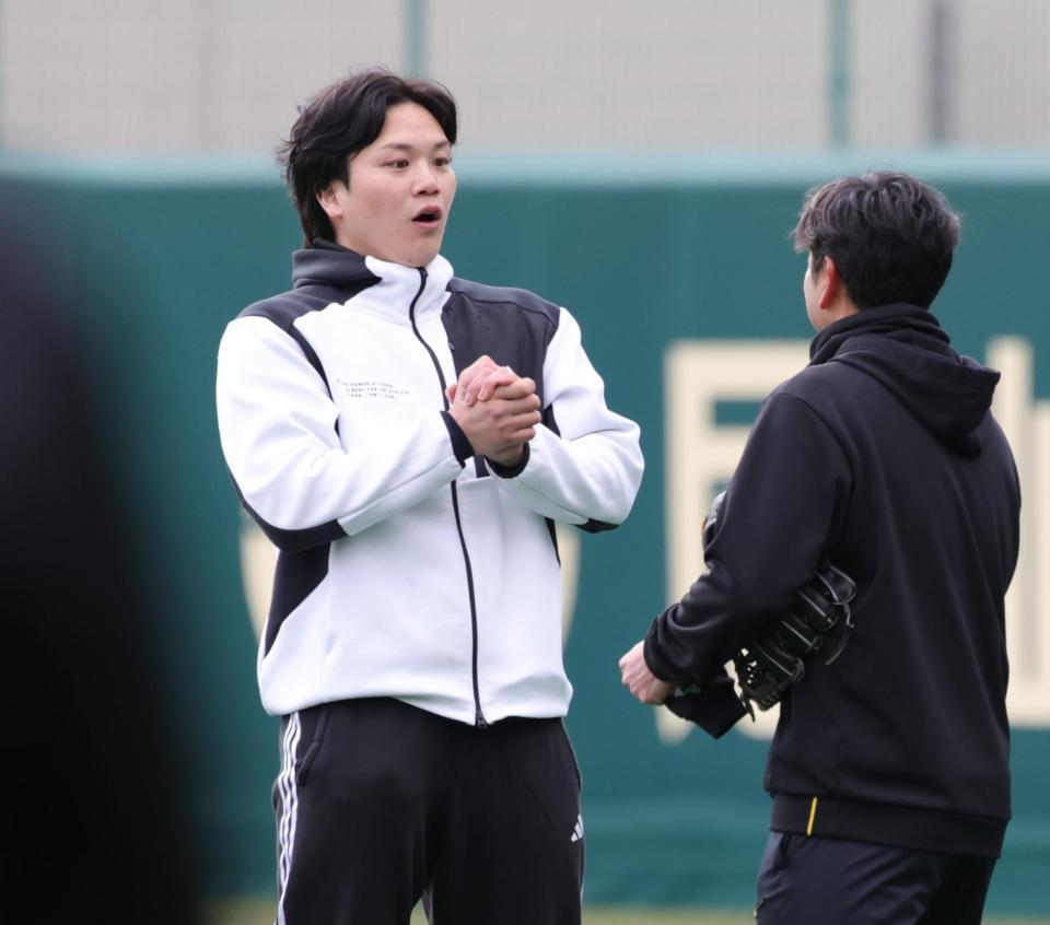 ＳＧＬを訪れ、関係者に挨拶をする伏見＝撮影・坂部計介