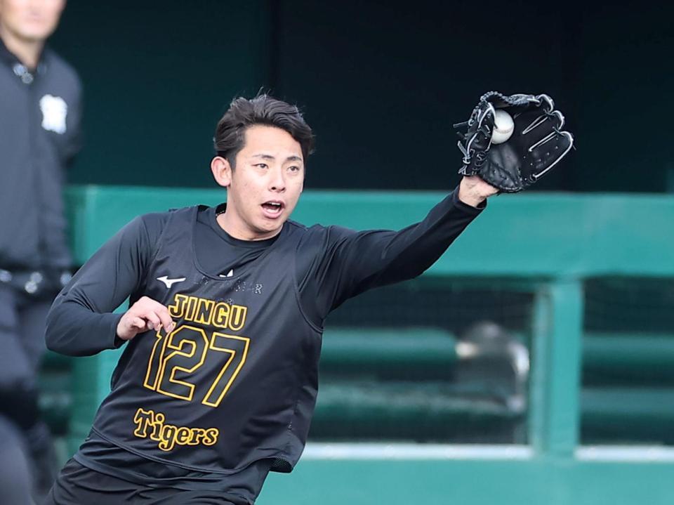 守備練習に取り組む神宮（撮影・西田忠信）