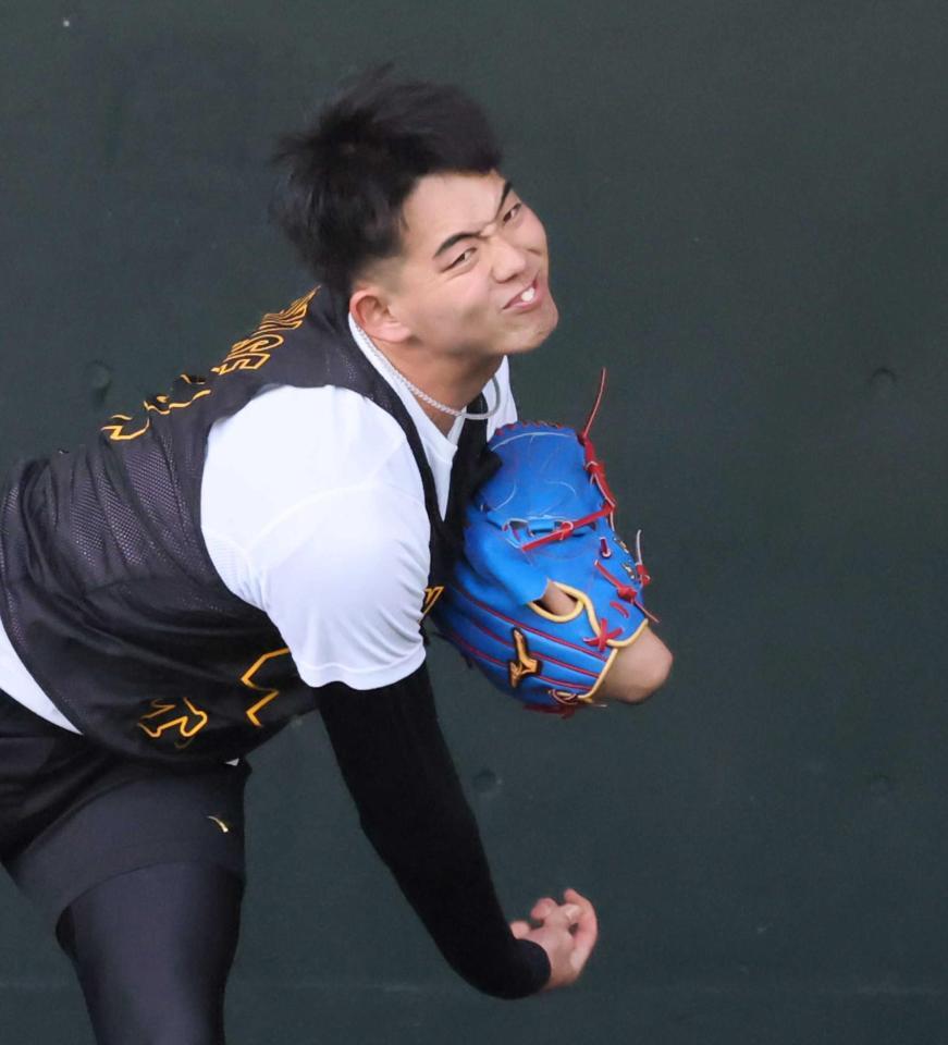 　ブルペンで力強く投げ込む早瀬（代表撮影）