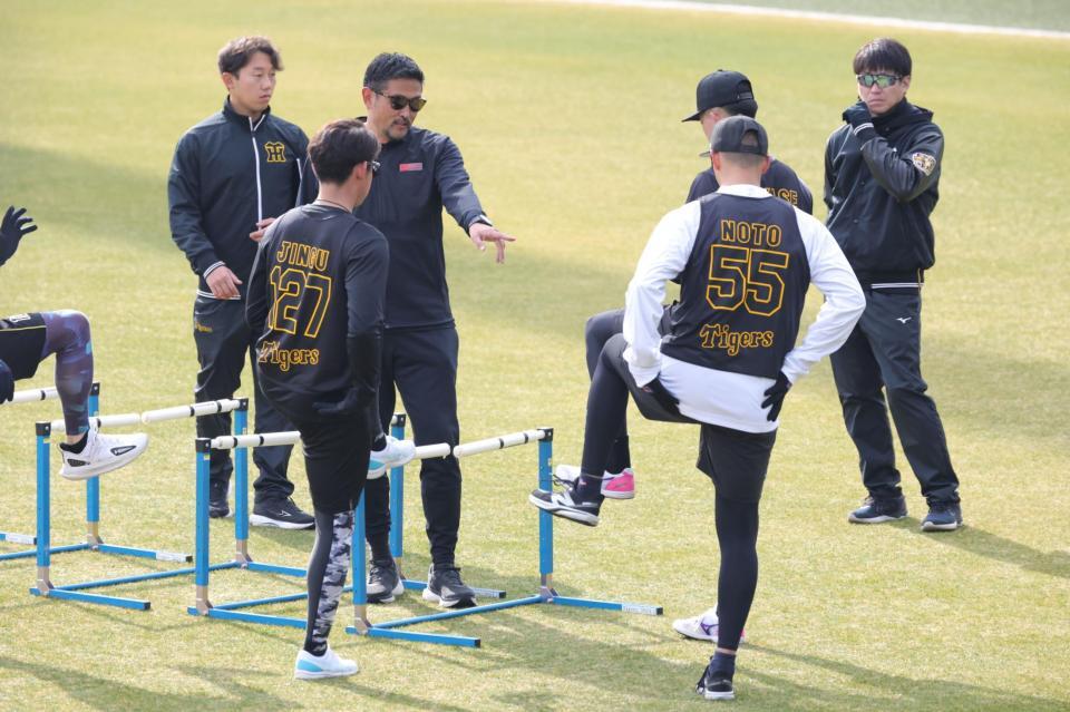 新人選手を指導する筑波大学・谷川聡准教授（左から３人目）＝撮影・坂部計介