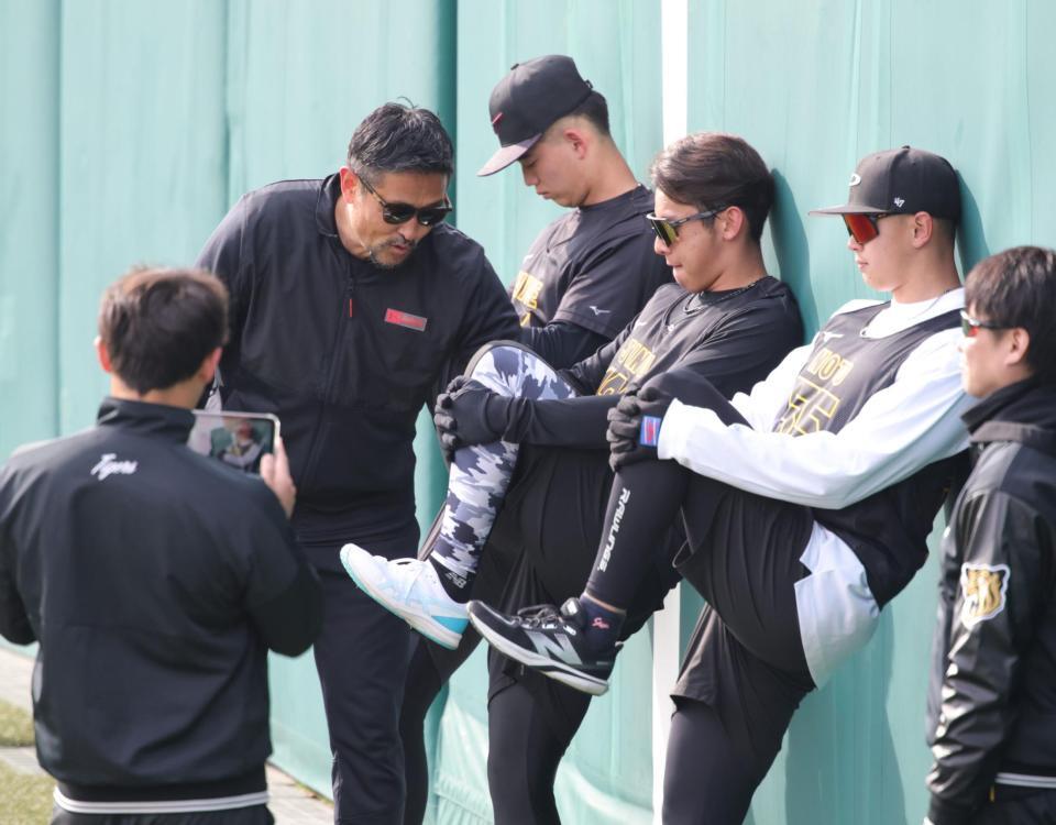 新人選手を指導する筑波大学・谷川聡准教授（撮影・坂部計介）