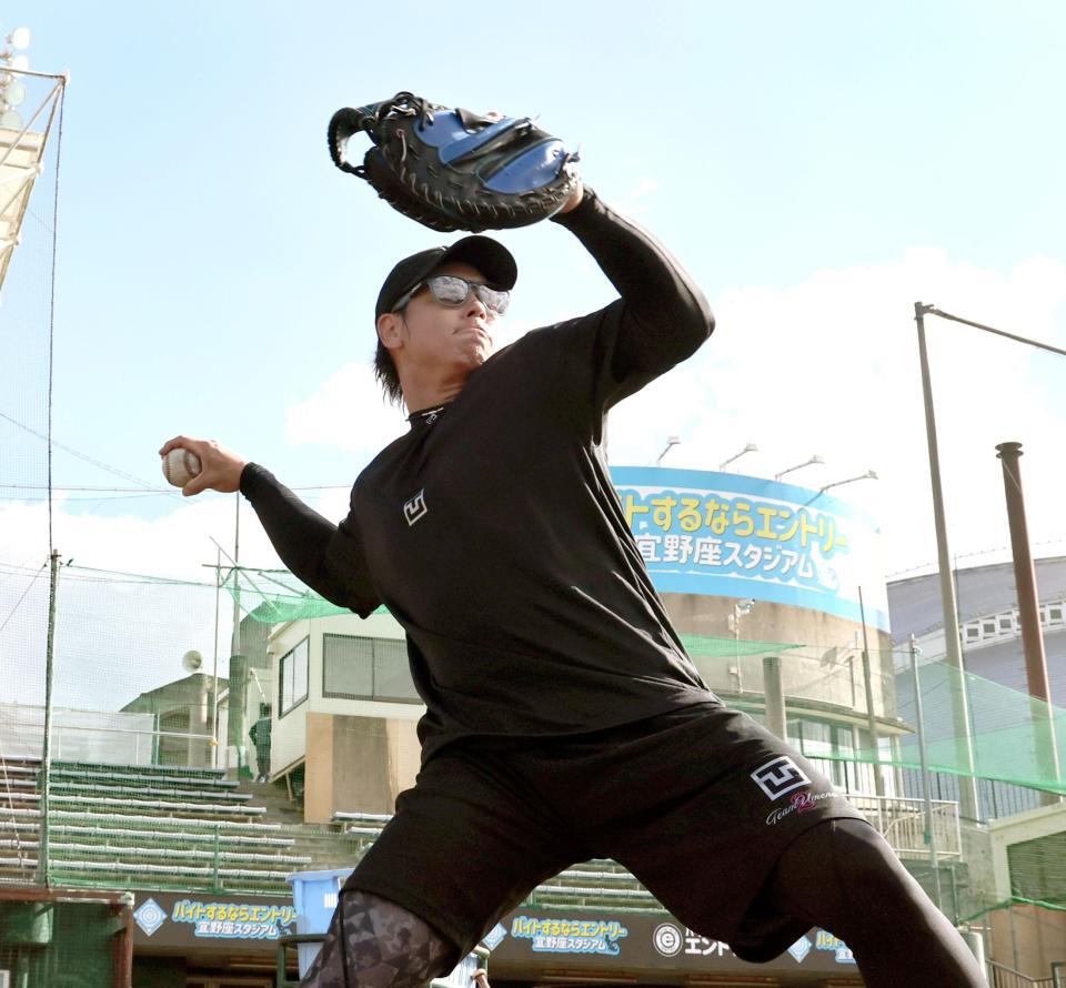 スローイングの練習をする梅野（撮影・田中太一）