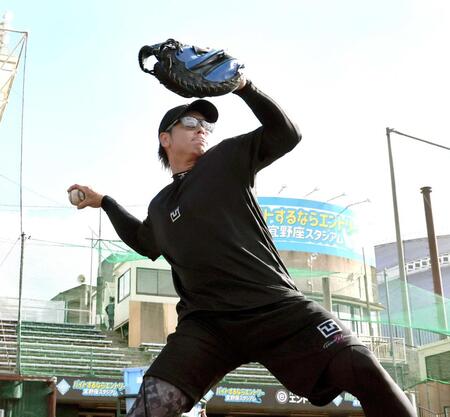 　スローイング練習する梅野（撮影・田中太一）