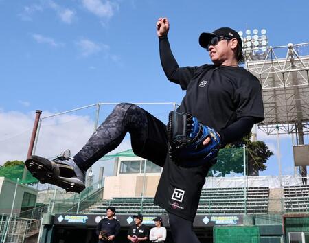 スローイングの練習をする梅野（撮影・田中太一）