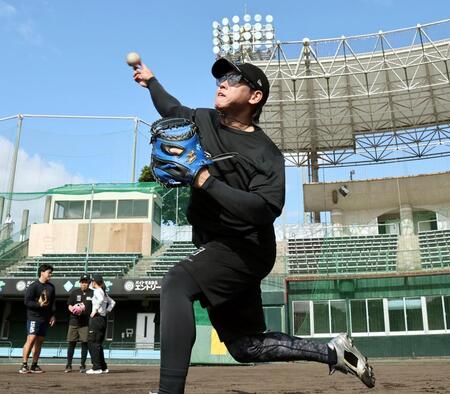 スローイングの練習をする梅野（撮影・田中太一）
